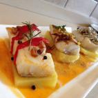 Ingredientes: lomos de bacalao, patatas, gulas, vino blanco, ajo, cebolleta, lima, jengibre, salsa de soja, s&eacute;samo, guindilla, romero, laurel, piment&oacute;n dulce, pimienta negra, sal y aceite de oliva.﻿Receta completa en Cookpad