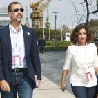 El Príncipe de Asturias, acompañado por la alcaldesa de Madrid, Ana Botella, en los alrededores del Hotel Hilton de Buenos Aires.