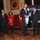 El Príncipe Felipe recibe una camiseta de la selección argentina de fútbol de manos del vicepresidente argentino, Amado Boudou (d), durante la visita que ha realizado hoy al Senado de la Nación, en Buenos Aires, donde ha estado acompañado p...