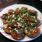 Ingredientes: rovellons, ajo, perejil, sal, aceite de oliva y papel film transparente.﻿Receta completa en Cookpad