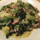 Ingredientes: bacon, cebolla, patata, acelgas cortadas, aceite de oliva, sal y pimienta. ﻿Receta completa en Cookpad