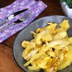 Ingredientes: pechuga de pollo, cebolla, pi&ntilde;a, curry, queso rallado aceite de oliva y sal.﻿Receta completa en Cookpad