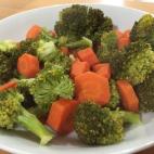 Ingredientes: br&oacute;coli, zanahoria, aceite de oliva y sal. ﻿Receta completa en Cookpad