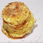 Ingredientes: huevo, tomate, queso parmesano, salm&oacute;n ahumado, sal, pimienta, eneldo y aceite de oliva.﻿Receta completa en Cookpad