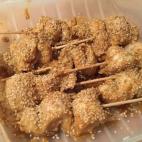 Ingredientes: pechuga de pollo, zumo de lim&oacute;n, cebolla, ajo, aceite de oliva, salsa de soja, s&eacute;samo tostado, az&uacute;car moreno, jengibre molido, piment&oacute;n picante y comino molido. ﻿Receta completa en Cookpad