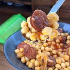 Ingredientes: garbanzos cocidos, cebolla, ajo, una punta de jam&oacute;n serrano, chorizo para cocinar, tomate frito, aceite de oliva virgen extra y sal.﻿Receta completa en Cookpad