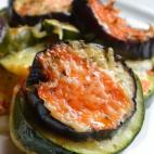 Ingredientes: patata, calabac&iacute;n, berenjena, sal, pimienta negra, tomate frito, or&eacute;gano y queso rallado.﻿Receta completa en Cookpad