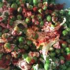 Ingredientes: guisantes congelados, cebolla, jam&oacute;n, huevo, mostaza, piment&oacute;n y ajo en polvo.﻿Receta completa en Cookpad