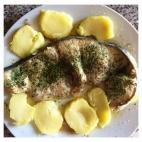 Ingredientes: pez lim&oacute;n, aceite de oliva, agua, perejil picado, ajo picado, sal, pimienta negra y patatas.﻿Receta completa en Cookpad