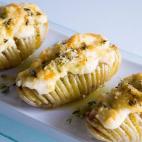 Ingredientes: patatas grandes, jam&oacute;n serrano en tacos, sal, ajo en polvo, cebolla en polvo, pimienta negra, or&eacute;gano, aceite de oliva, mantequilla, mahonesa, queso rallado y tomillo.﻿Receta completa en Cookpad