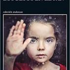 ¿Qué puede llegar a ocurrirles a los vecinos de un barrio cualquiera en estos tiempos difíciles? ¿Cómo resisten, en pleno ojo del huracán, parejas y personas solas, padres e hijos, jóvenes y ancianos, los embates de una crisis que «amena...