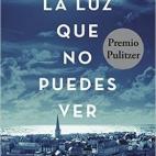 Marie-Laure vive con su padre en París, cerca del Museo de Historia Natural, donde él trabaja como responsable de sus mil cerraduras. Cuando, siendo muy niña, Marie-Laure se queda ciega, su padre le construye una perfecta miniatura de su barr...