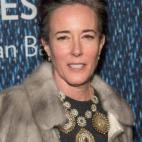 Kate Spade falleci&oacute; en su casa de Park Avenue, en Nueva York. La dise&ntilde;adora se suicid&oacute;. Kate Spade comenz&oacute; en los 80 trabajando para la revista femenina Mademoiselle. Junto a su hermano Andy lanz&oacute; la l&iac...