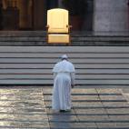 Francisco se dirige a su silla, solitario, en la plaza de San Pedro