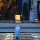 Momento de la ceremonia religiosa, sin fieles presentes