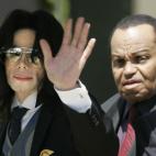 El padre de Michael Jackson falleci&oacute; el 26 de junio, un d&iacute;a despu&eacute;s de que se celebrase el noveno aniversario de la muerte del artista, a causa de un c&aacute;ncer terminal. Dos d&iacute;as antes hab&iacute;a escrito en Twit...