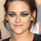 QUÉ: Un recogido muy sencillo y un gran rabillo negro. No necesita más. DÓNDE: En Los Ángeles, en la presentación de la película American Ultra.