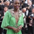 QUÉ: Moño apodado fronut adornado con pedrería y labios fucsia. DÓNDE: En el Festival de Cannes