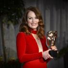 QUÉ: Una Gilda madura que conserva todo su atractivo. Con un claro protagonismo de la piel en su maquillaje, sobran las palabras en cuanto al peinado DÓNDE: Tras la entrega de los Premios de la Academia Británica de Cine en Londres.