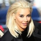 QUÉ: Una media melena en platino que fue efímera pero no la alejó ni un segundo de su contouring, sus labios nude y su medio kilo de pestañas postizas. DÓNDE: A la salida del desfile de Balmain en la Semana de la Moda de París.