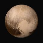 El 14 de julio, la sonda de la NASA New Horizons culminaba un viaje de nueve años a través del espacio para mostrarnos al fin qué aspecto tiene Plutón. El antiguo planeta, hoy planeta enano, es un mundo de color rojizo poblado de montañas y...