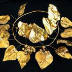 Cerca de Soli, en la mediterránea isla de Chipre, se descubrieron tesoros tan extraños como esta corona funeraria dorada, que reposaba en una tumba aristocrática de 2.400 años de antigüedad.