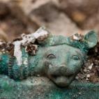 En la región francesa de Campaña se descubrió una opulenta tumba y un tesoro enterrado con complejas piezas de cerámica, un cuchillo envainado y un carro. La cabeza de felino de la imagen data de principios del siglo V a.C.