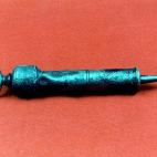 Los arqueólogos que estudiaban el barco hundido del pirata Barbanegra, llamado Venganza de la Reina Ana, rescataron varios artilugios médicos entre los restos, como una jeringa uretral usada para tratar la sífilis. Los aparatos datan de 1718.