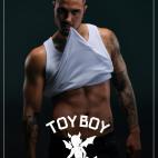 Hijo y hermano de pescadores, a los doce a&ntilde;os sufre un accidente en el mar y debido a un golpe en la cabeza pierde la voz. No consigue salir del c&iacute;rculo de la prostituci&oacute;n.