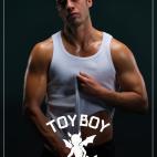 Es el protagonista de la historia. Hugo siempre ha tenido que buscarse las casta&ntilde;as por s&iacute; mismo. Tras su paso por la c&aacute;rcel toma una decisi&oacute;n: dejar de ser un juguete en manos de los dem&aacute;s.