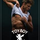 &Oacute;scar es cu&ntilde;ado de Iv&aacute;n y una bomba sobre el escenario. Ve con ojos de novato todo lo que el mundo de la noche ofrece a un chico guapo como &eacute;l, todo le resulta emocionante.