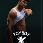 Iv&aacute;n es el due&ntilde;o de la discoteca Inferno, donde Hugo trabaja como estr&iacute;per. Expolic&iacute;a expulsado del cuerpo por sacar beneficio de las incautaciones.