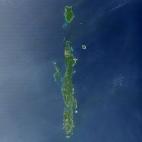El 10 de febrero de 2007, el Moderate Resolution Imaging Spectroradiometer (MODIS) del satélite de la NASA Terra fotografió las islas Andamán, en La India. Los anillos estrechos y brillantes que rodean a muchas de las islas son arrecifes de c...