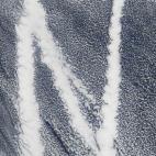 El 4 de marzo de 2009 el MODIS del satélite Terra fotografió estas huellas de barcos en el Pacífico. Las emisiones de los navíos contienen pequeñas partículas que causan la formación de nubes.