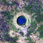 El 29 de noviembre de 2004, el ASTER del satélite Terra tomó esta imagen del cráter Lonar en la India.