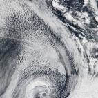 El 29 de abril de 2009, el MODIS del satélite Terra capturó este remolino de nubes sobre el océano Atlántico.