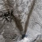 El 23 de marzo de 2015, el OLI del Landsat 8 fotografió las cenizas sobre la nieve alrededor del Shiveluch, que está entre los volcanes de mayor tamaño y más activos de la península rusa de Kamchatka.