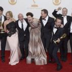 RJ Mitte, Anna Gunn, Dean Norris, Betsy Brandt, Bryan Cranston, Aaron Paul, Bob Odenkirk y Jonathan Banks, celebrando el premio.