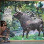 El futbolista ha aprovechado la cuarentena para recolocar algunos elementos de su casa y darle un cambio de aires. En la foto aparece con el que dice es una de sus pinturas favoritas, obra de Manuel Le&oacute;n. Ojo a los pantalones con estampad...