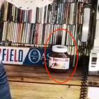 Leiva compuso el tema principal de la pel&iacute;cula La llamada y no s&oacute;lo se llev&oacute; un Goya por ella. Tambi&eacute;n le regalaron este bote de Nutella personalizado. Lo guarda junto a todos sus discos.