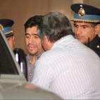 Otro momento crítico del ex jugador y ahora técnico fue precisamente cuando cumplía su castigo, ya que el 26 de abril de 1991 fue hallado en su departamento –en el barrio de Caballito, en Buenos Aires-, junto con dos amigos, con drogas, por...