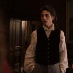 Una botella de acero inoxidable no es lo que uno espera ver en una casa del siglo XIX, pero nos alegra saber que en el set de 'Mujercitas' se preocuparon por el medio ambiente.