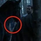 En medio de las tropas romanas aparece un hombre con vaqueros. Por suerte pasa bastante desapercibido.