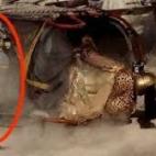 En medio de la pelea en el Coliseo uno de los carruajes vuelca y deja ver una bombona. Toda una ingenier&iacute;a para la &eacute;poca...