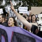 Varios manifestantes corean sus consignas camino del Congreso.