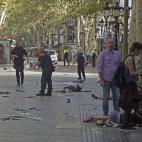 Primeras im&aacute;genes de Las Ramblas tras el atropello masivo en la tarde del 17 de agosto. En total, la furgoneta caus&oacute; la muerte a 13 personas e hiri&oacute; a m&aacute;s de 100.