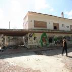 Vista del antiguo restaurante abandonado, cerca del pantano de Riudecanyes (Tarragona), donde estuvieron los terroristas y donde unos j&oacute;venes de la localidad encontraron medio quemados el pasaporte y el carn&eacute; de conducir de Mohamed...
