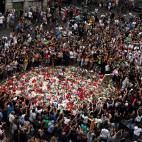 Un castell, miles de velas, flores, mensajes... Las Ramblas, unidas por el dolor en las primeras concentraciones de duelo.