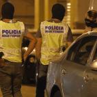 Agentes del GEI (Grupo Especial de Intervenci&oacute;n) de los Mossos d'Esquadra, durante el registro a una vivienda de la calle Ignasi Iglesias de Vilafranca del Pened&eacute;s (Barcelona) relacionado con la investigaci&oacute;n de lo...