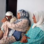 Familiares de Younes y El Houssaine Abouyaaqoub, en su localidad de procedencia, Mrirt, en Marruecos. Se investigan los viajes que hicieron a la comarca varios miembros del comando, la mayor&iacute;a con ra&iacute;ces all&aacute;, y donde p...